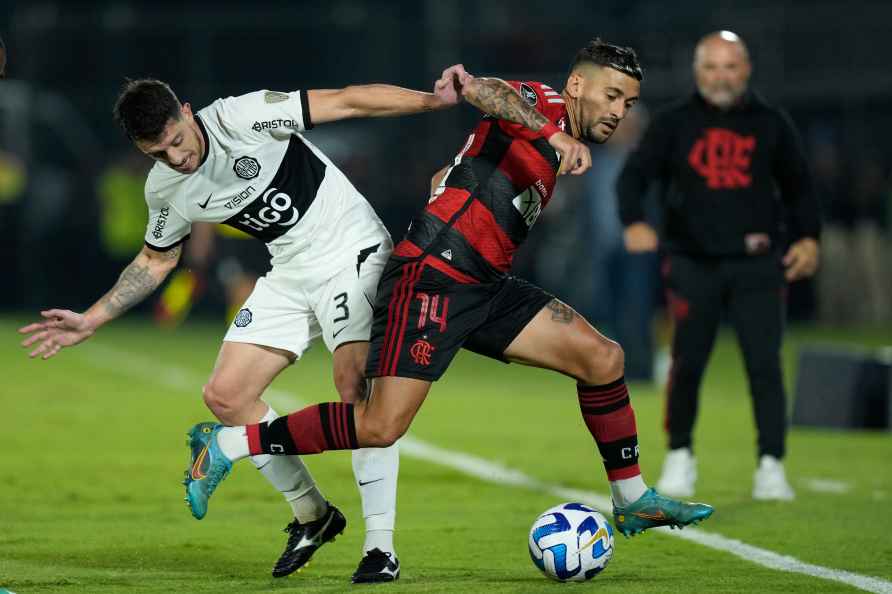 De Arrascaeta of Brazil's Flamengo, right, and Alejandro Silva of...