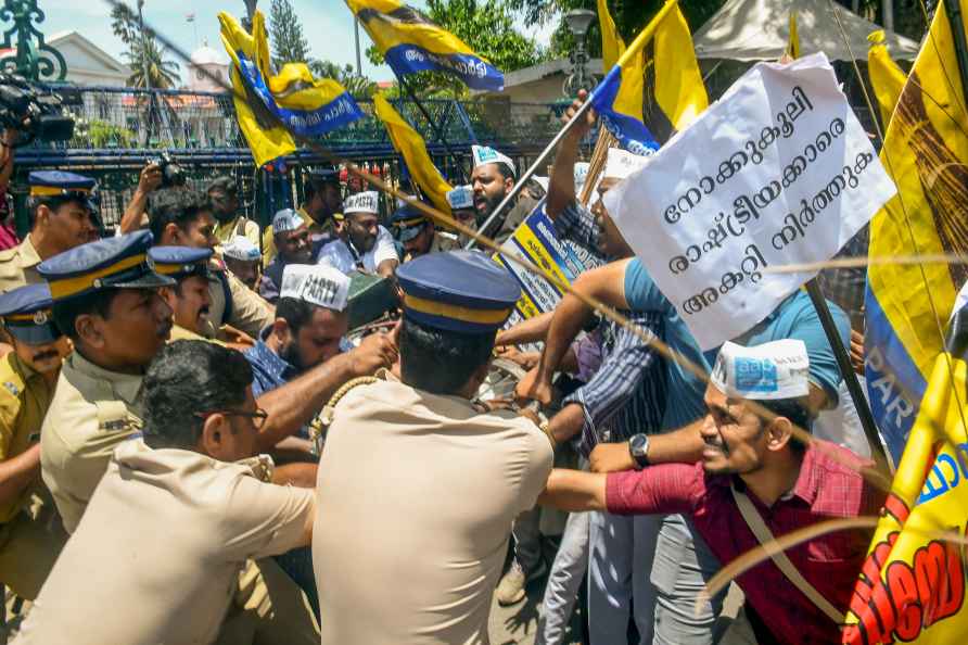 AAP protests against CM Pinarayi over graft allegations