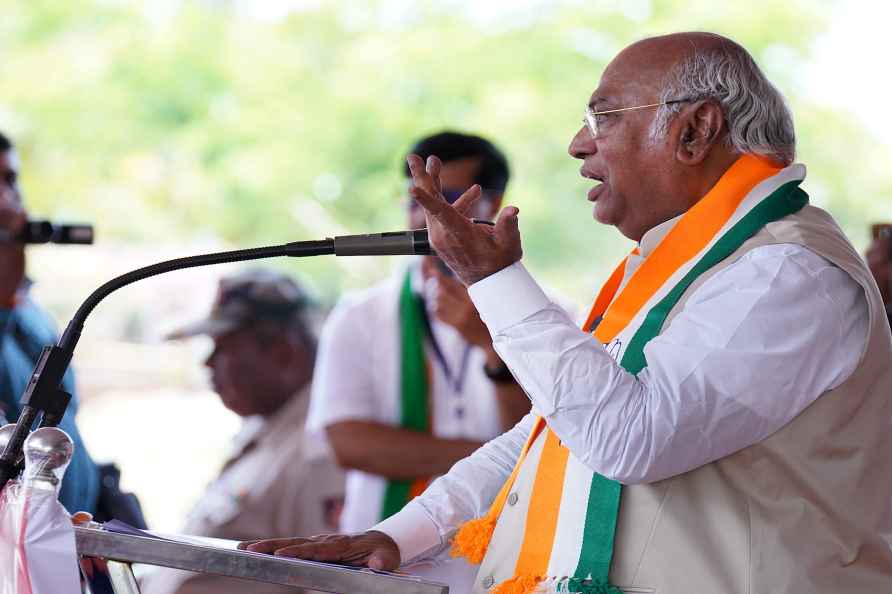 Mallikarjun Kharge constitutes new CWC: Tharoor, Pilot, Priyanka included