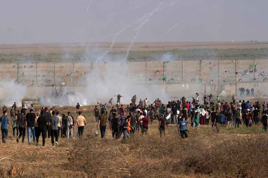 Palestinian protesters clash with Israeli troops