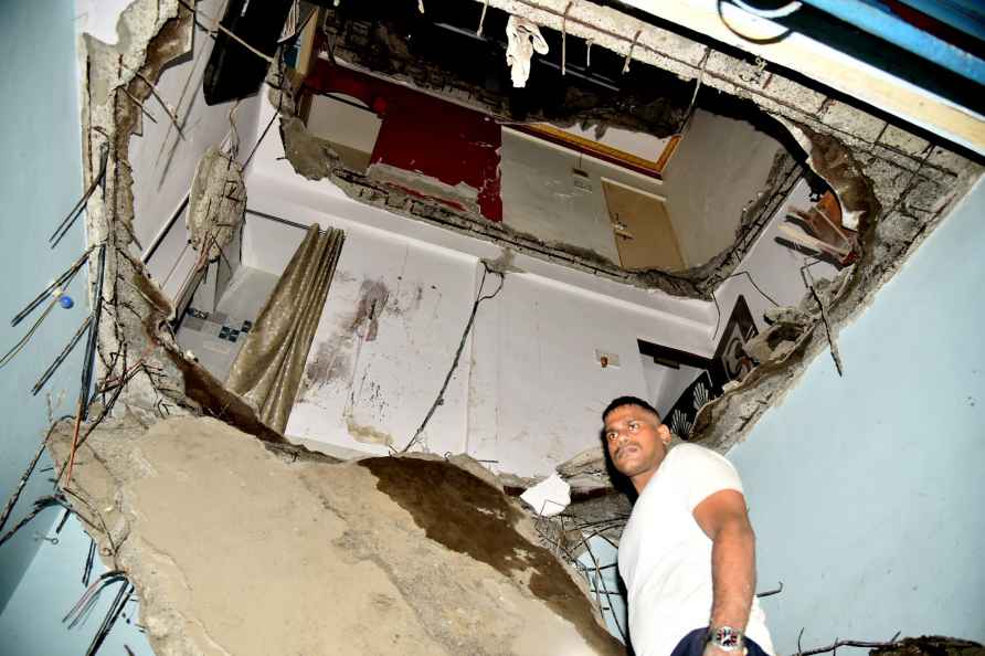 Ceiling slab collapsed in Navi Mumbai