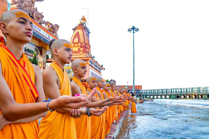 Rishikesh: Students of Rishikesh Parmarth Niketan Gurukul offer ...