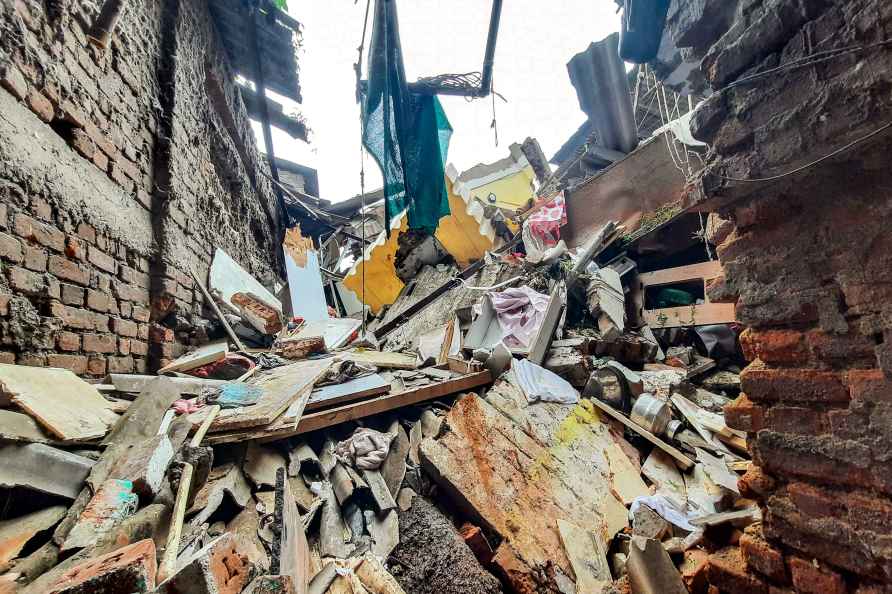 2 killed after residential building collpased in Thane