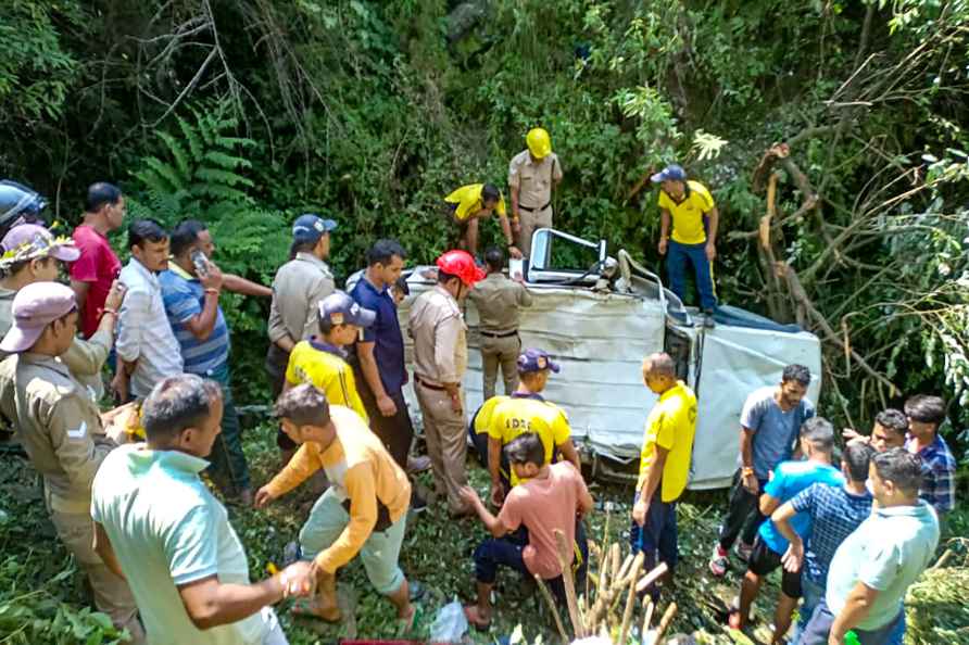 Vehicle fell into a ditch in Chamoli