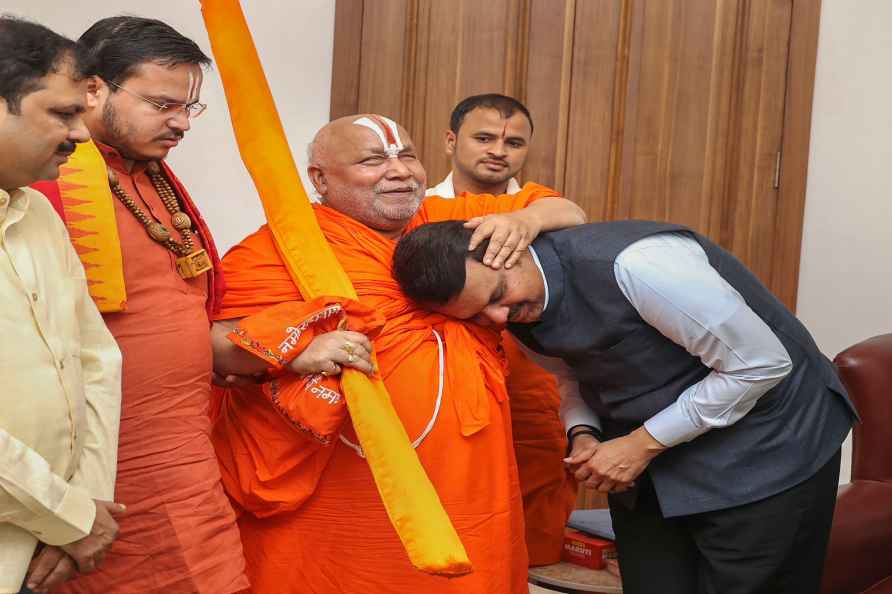 Devendra Fadnavis with Swami Rambhadracharya