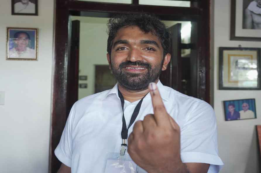 Chandy Oommen casts vote in Kottayam