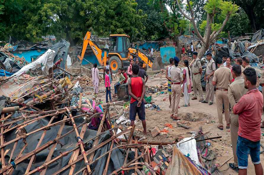 Illegal encroachment removed in Kanpur