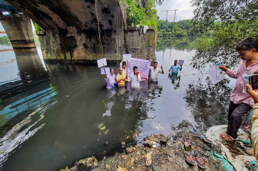 Slum-dwellers protest at Thane's Kalwa Creek