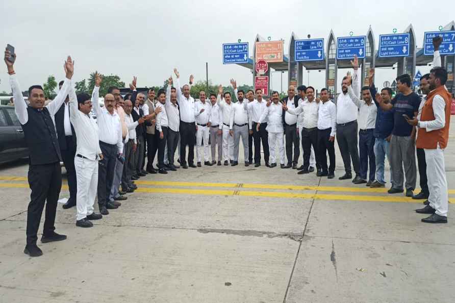 Lucknow lawyers leave for Hapur