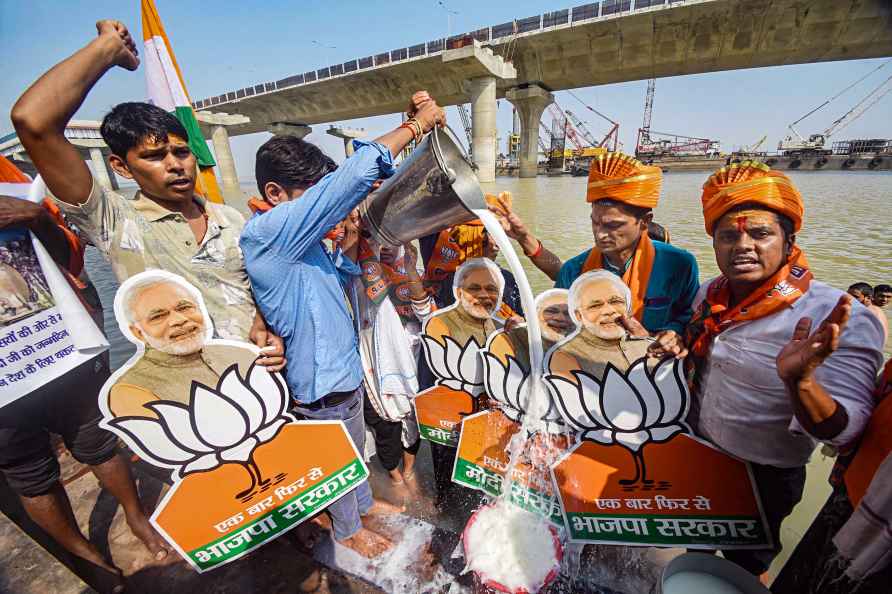 Patna: BJP supporters pour milk on Prime Minister Narendar Modi'...