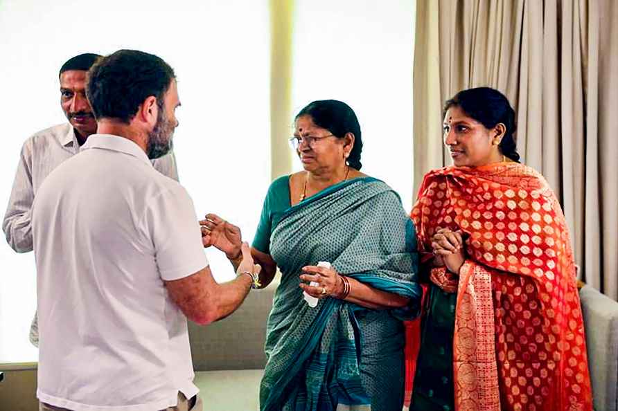 Rahul and Priyanka Gandhi meet family of Gaddar