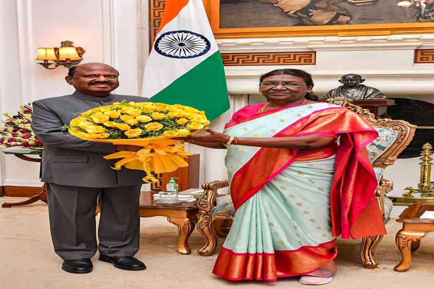 CV Ananda Bose meets President Murmu