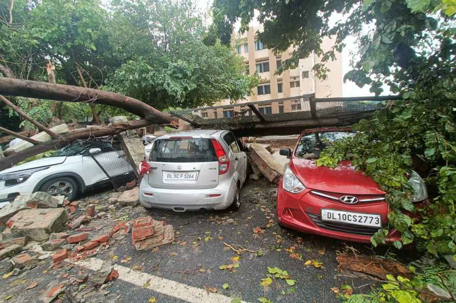 Several vehicled damaged after wall collapsed