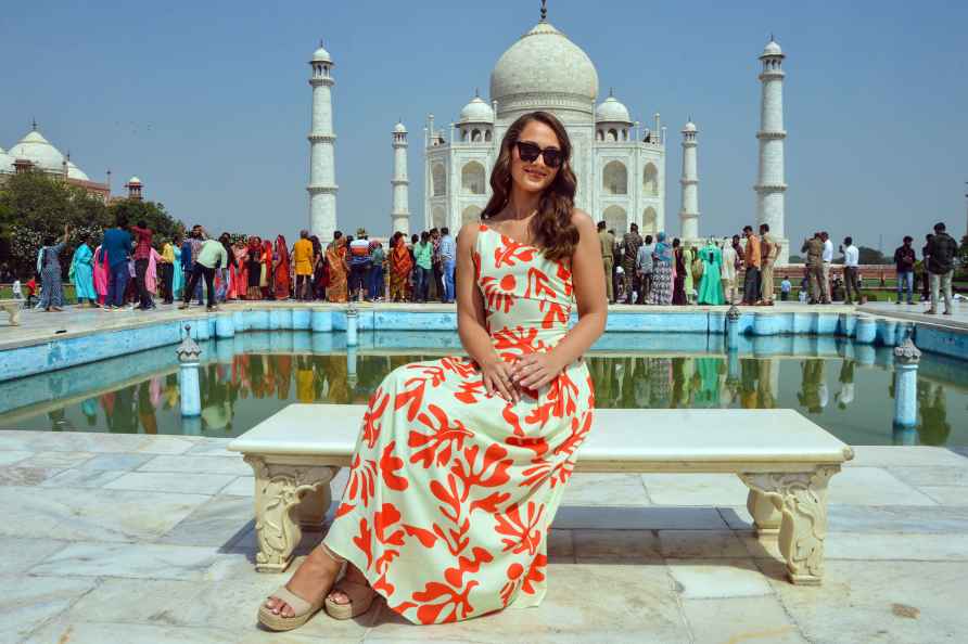 Jessica Page visits Taj Mahal