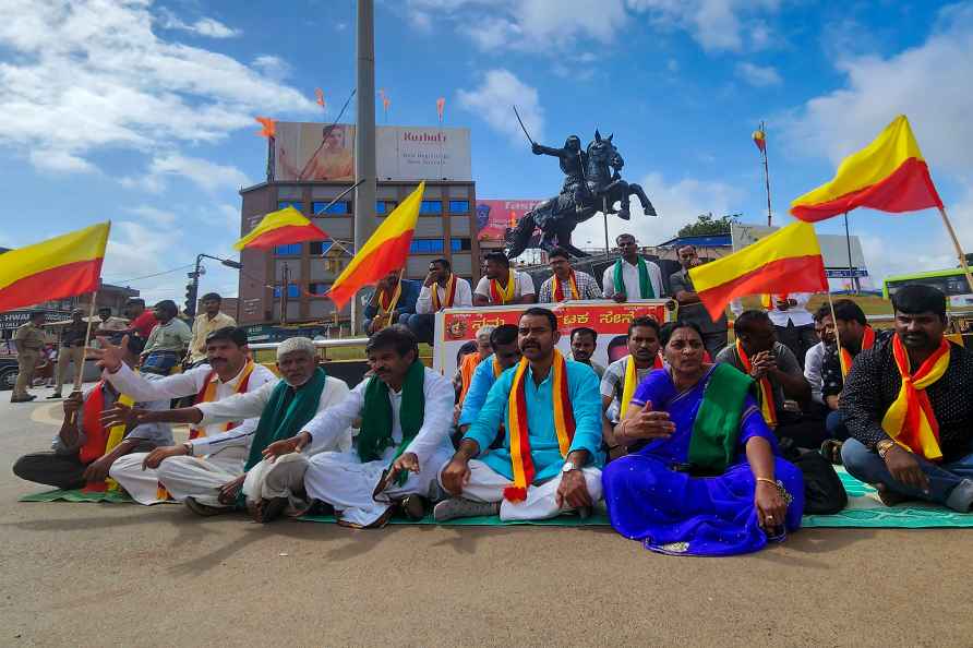 Hubballi: Kannada activists block the road during the Karnataka ...