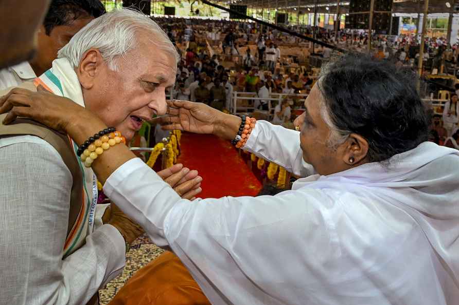 Mata Amritanandamayi and Arif Mohammed Khan