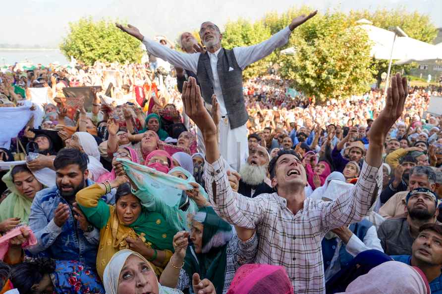 Devotees at Hazratbal shrine