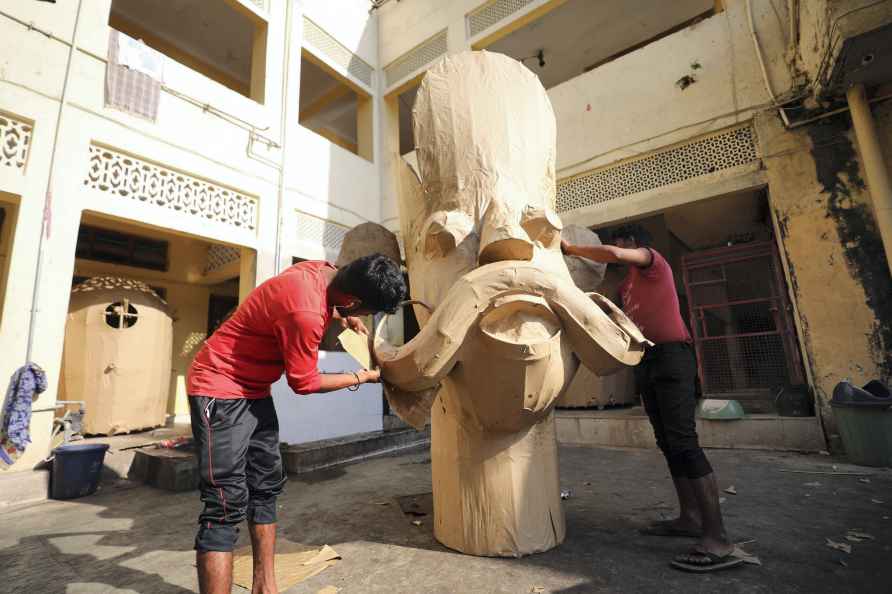 Communal harmony: Hindu&Muslim artisans make Ravana effigy