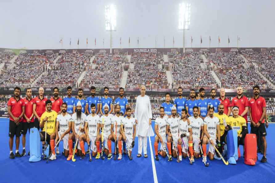 Naveen Patnaik with men's hockey team