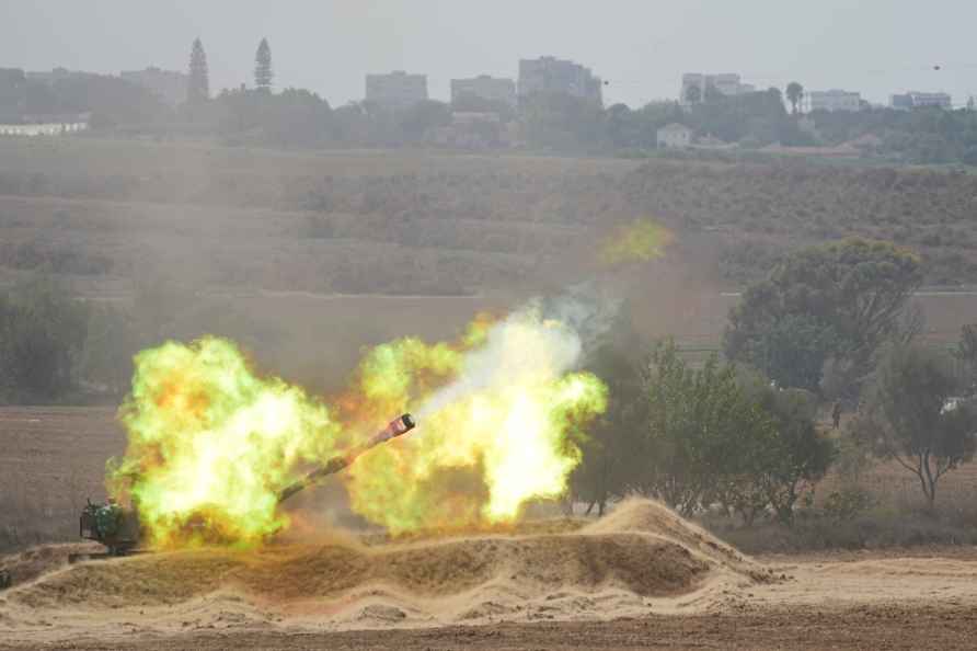 Israeli howitzer fires at the Gaza Strip