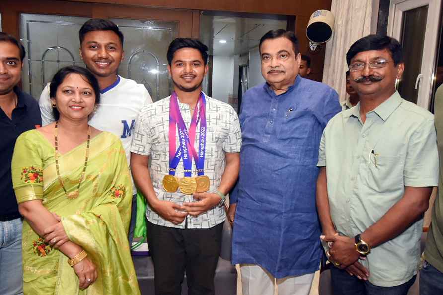 Gadkari felicitates archer Ojas Pravin Deotale