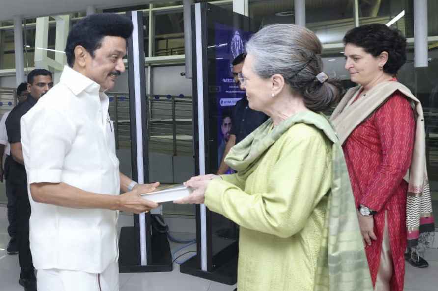 Sonia Gandhi welcomed by TN CM