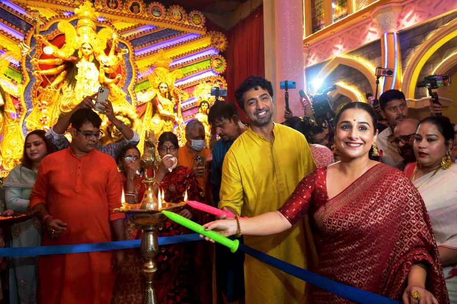 Kolkata: Bollywood actor Vidya Balan and Tollywood actor Dev at ...