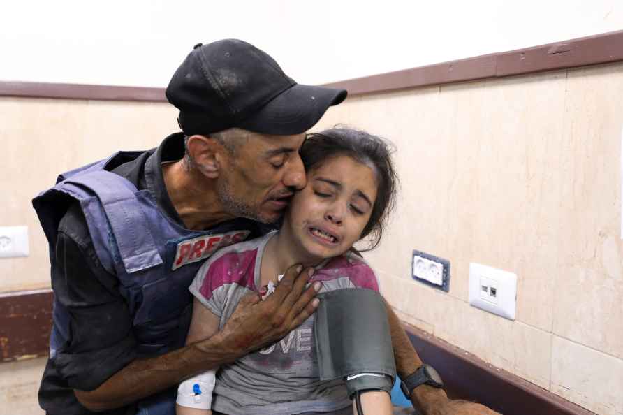 Palestinian journalist comfort his niece