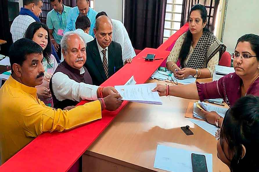 Narendra Singh Tomar files nomination