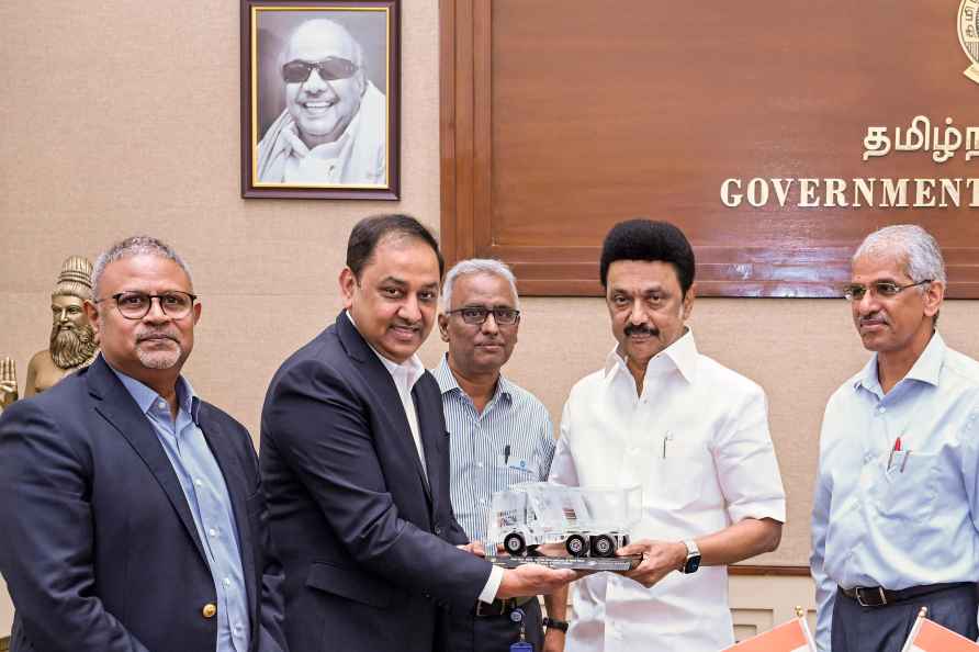 Ashok Leyland representatives meet TN CM