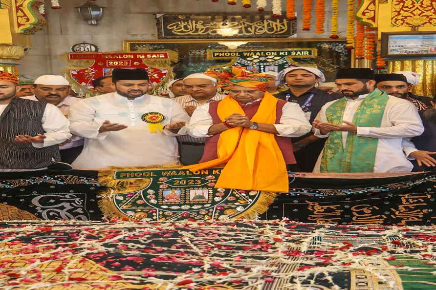 LG Vinai Kumar Saxena at Khwaja Bakhtiyar Kaki Saheb shrine