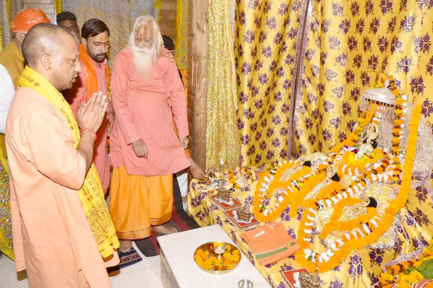 Yogi prays at Ram Temple