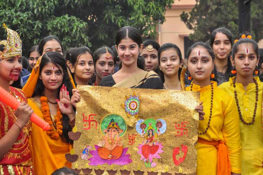 Moradabad: Actor Shalini Gaur poses for a group photo with students...