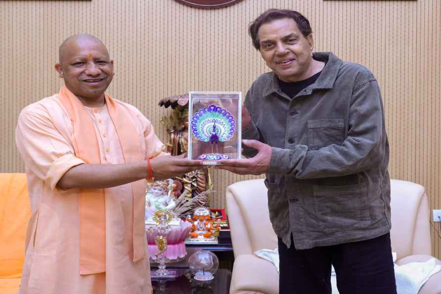 Dharmendra meets Yogi Adityanath