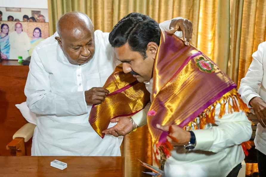 BY Vijayendra Yediyurappa meets HD Deve Gowda