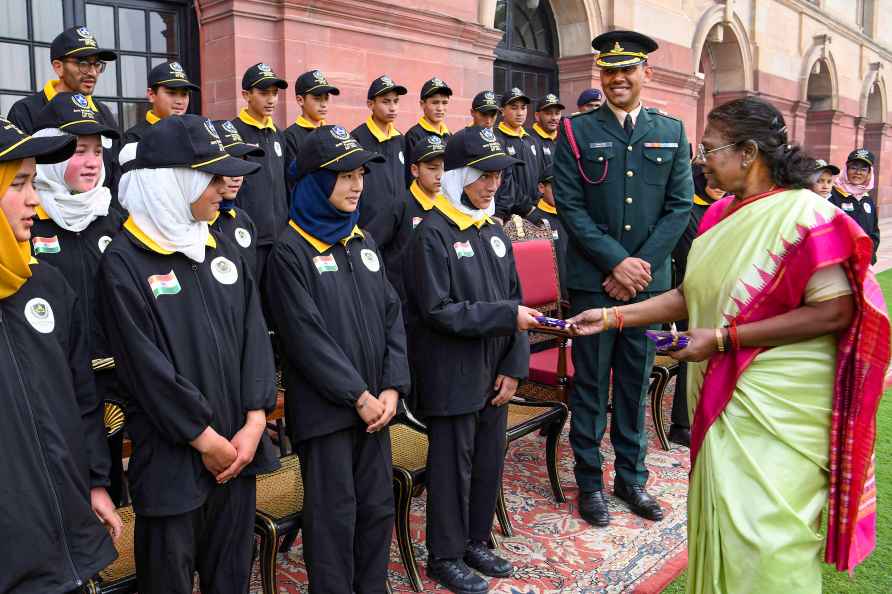 Army Goodwill School students meet President Murmu