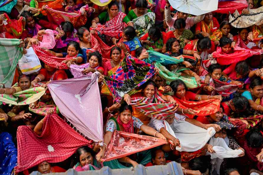 Kolkata: Devotees collect 'Prasadam' during Annakut festival at ...