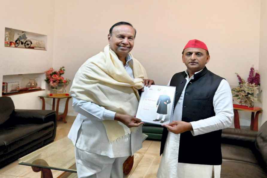 Akhilesh Yadav meets TR Baalu