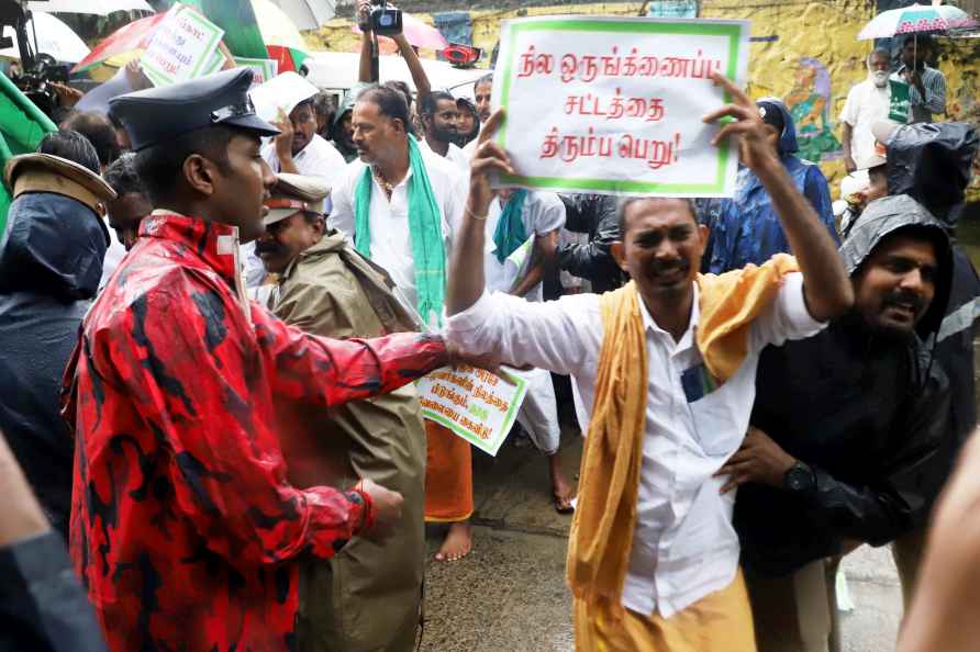 Protest against arrest of farmers in TN