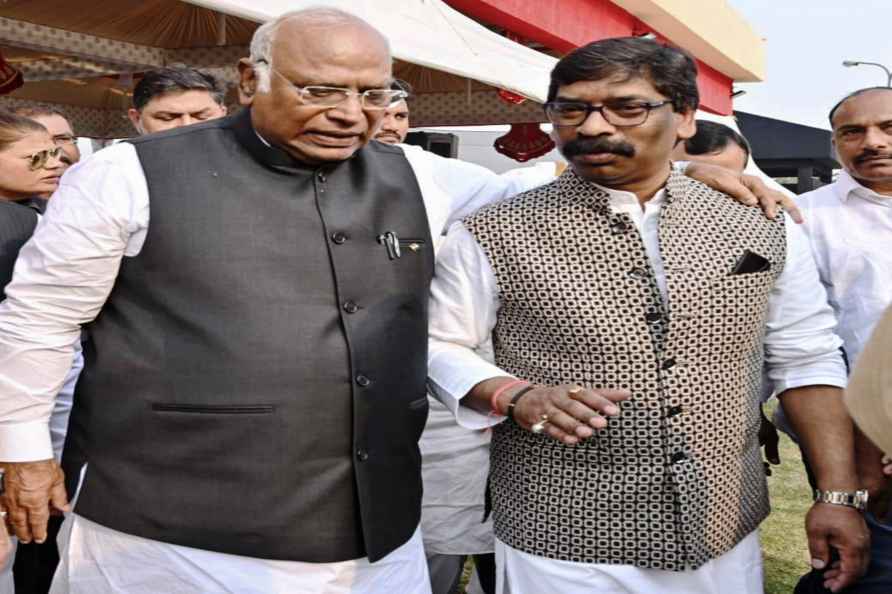 Hemant Soren and Mallikarjun Kharge in Nagpur