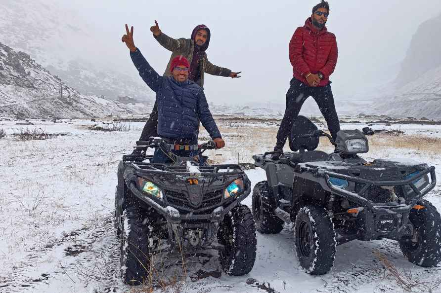 Standalone: Tourists at Lahaul & Spiti