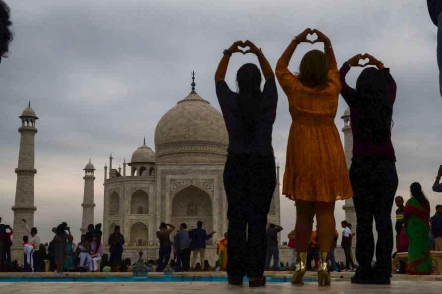 Weather: Dark clouds in Agra