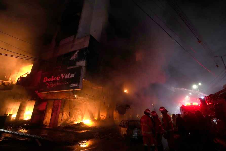 Fire multi-story commercial building in Karachi