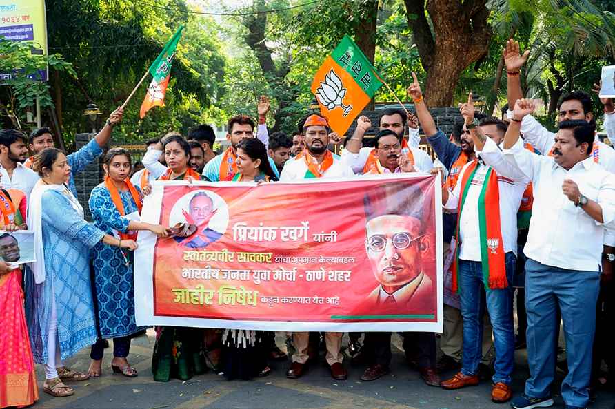 BJYM protest against Priyank Kharge