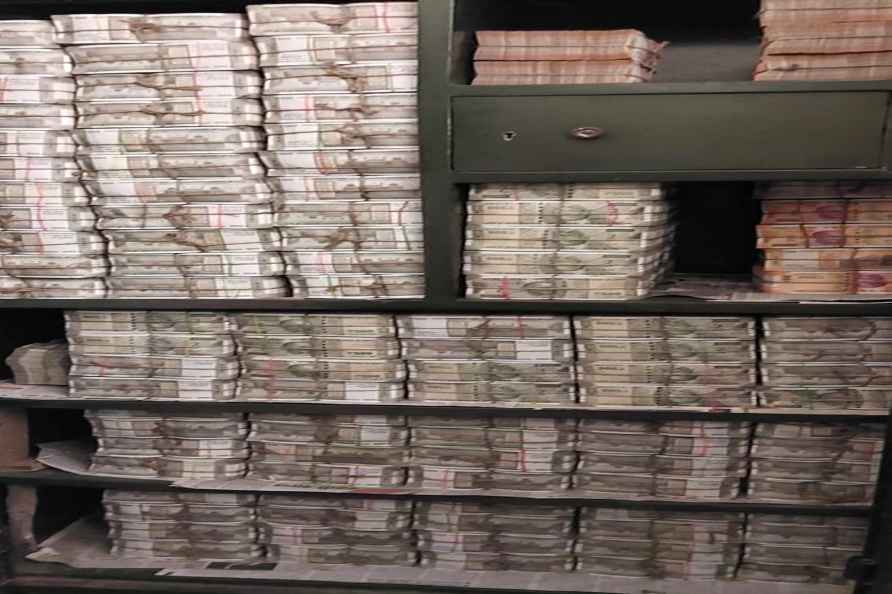 Huge cash seized in IT raid