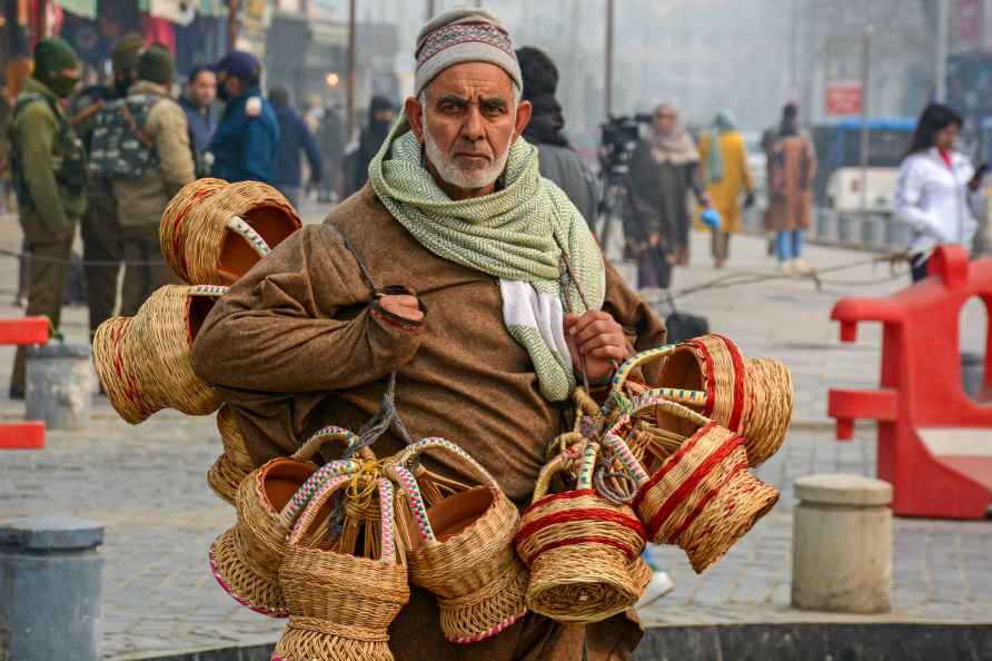 Srinagar: A vendor sells Kangri (traditional firepot) on a cold ...