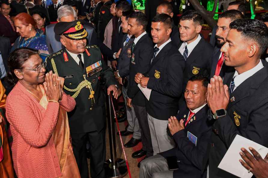 Prez Murmu at Army House