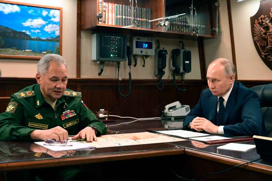 Vladimir Putin with Defense Minister Sergei Shoigu