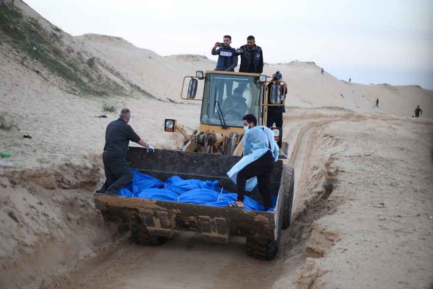 Bulldozer carries the bodies of Palestinians