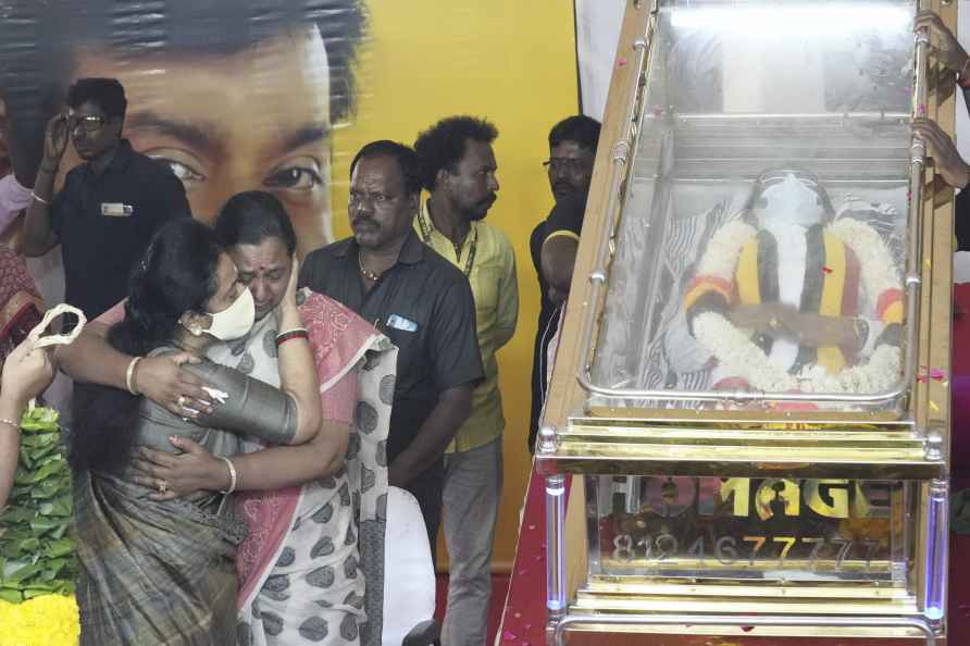 People pay homage to DMDK chief Vijayakanth